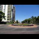 Die zwischen Bebauung und Uferpark verlaufende Straße in Darwin